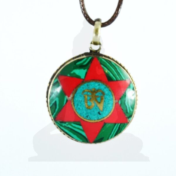 Malachit medál OM szimbólummal díszítve